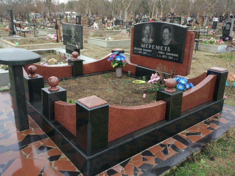 Пример мемориального комплекса — Кладбище «Дергачи» (Лесное)